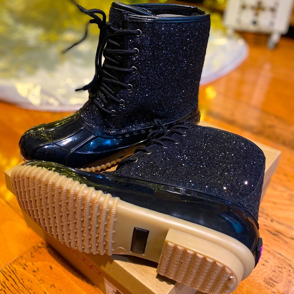 Size 8 Women’s Glitter Duck Boots